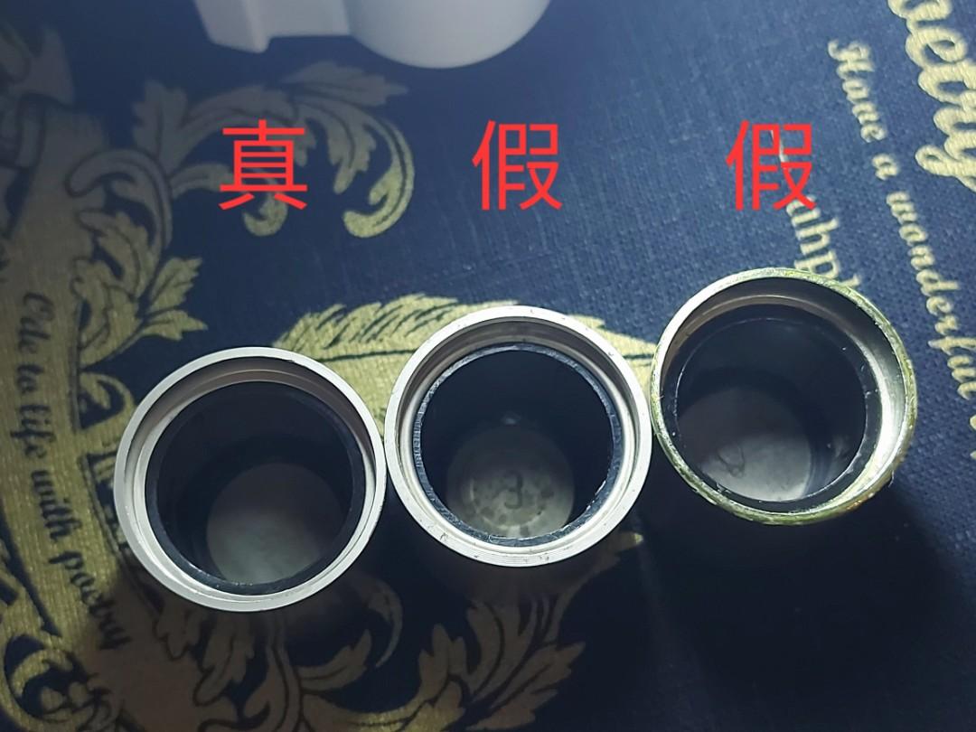 👹 Le Labo 香水真假分辨入門 MAYURVSF （分類：健康及美容 - 香水＆香體噴霧）位於 Hong Kong。 由 mayujewel 提交（商品編號 1169964502，圖片 3）。簡介： 圖1 > 老規矩，鐵格仔海景花樽木人﹑官方都冇出過嘅奇怪全家桶可以慳返時間唔駛睇 圖2 > 蓋面分辨，高仿係最右果個其實都幾似 圖3 > 蓋內，真貨就明顯造工靚好多 圖4 > 招紙上的•為正圓形必假，正貨不是正圓形的。招紙為白紙﹑乾淨企理的光滑粉紙都係假，真貨是少少偏黄的質感印刷紙。 圖5 > 假貨比較高一點﹑同蓋面距離較遠 圖6 > 真貨膠管順滑硬淨﹑假貨灰灰濛咁 圖7 > 我覺得呢個最易睇，噴頭拆出嚟，真貨入面有一格見到銀色的。放心拆完可以輕易吸返上去的。 圖8 > 拆了噴頭的狀況 圖9 > 網上見到供參考 圖10 > 真貨包裝盒沒！有！包膠 ❨當然假貨都可以拆咗層膠❩ === 🌎 【所有資料只供參考】假貨都出得好快，全部過關都唔代表係真貨，覺得有懷疑都係去店買或者幫襯信譽賣家