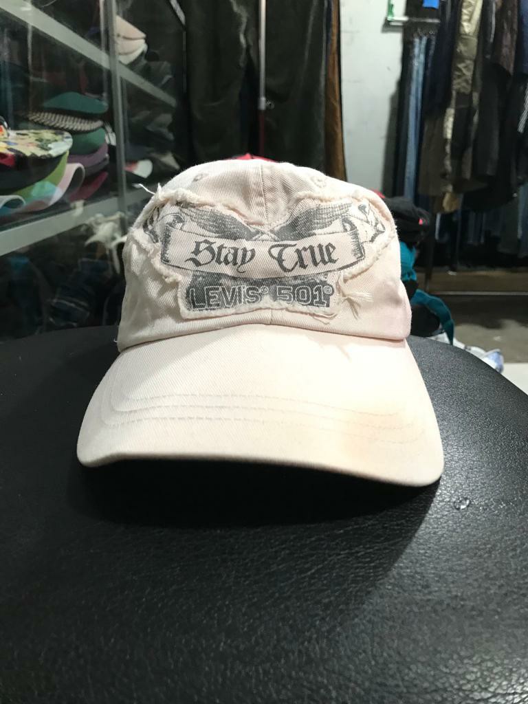 Caps Levi's, Fesyen Pria, Aksesoris 