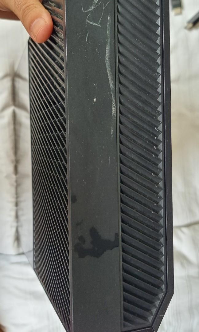 Xbox one, US version, with power inverter with USB connected controller