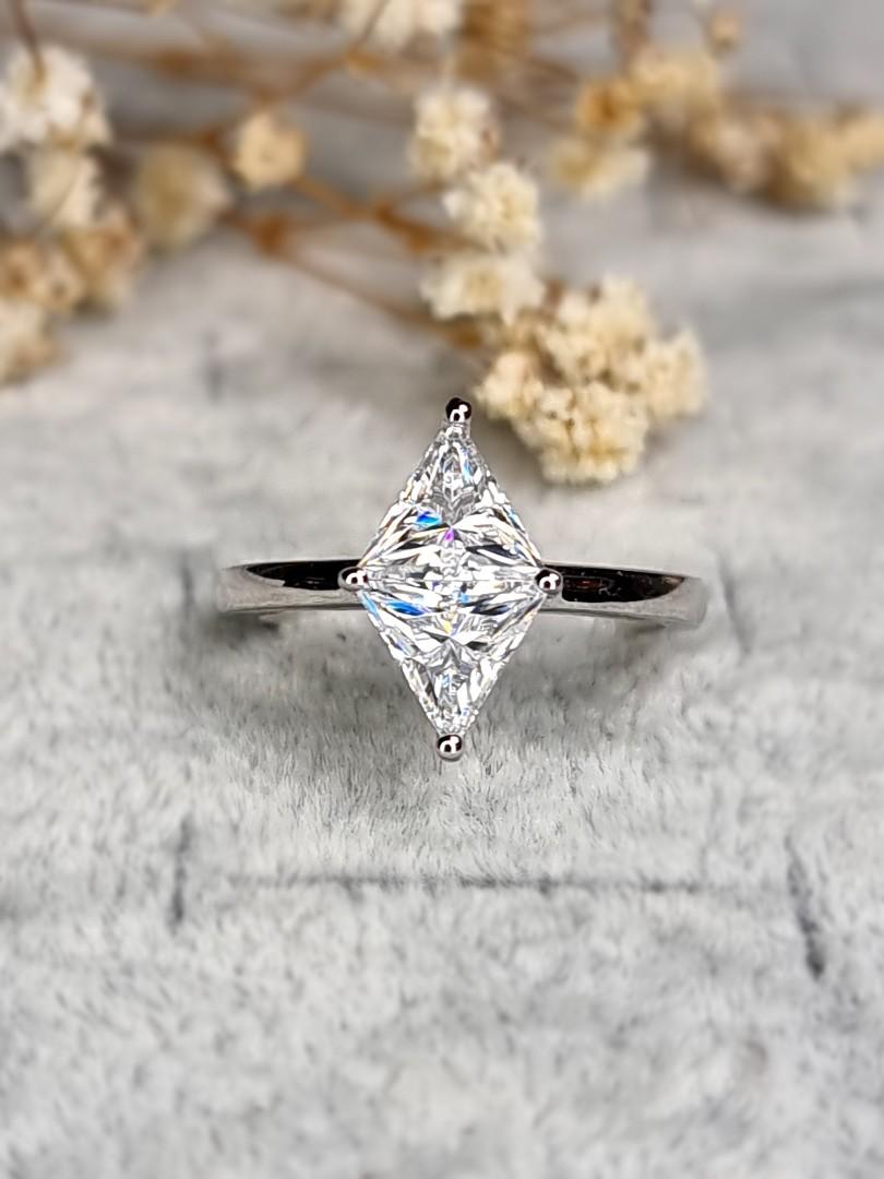 Trillion cut moissanite top
