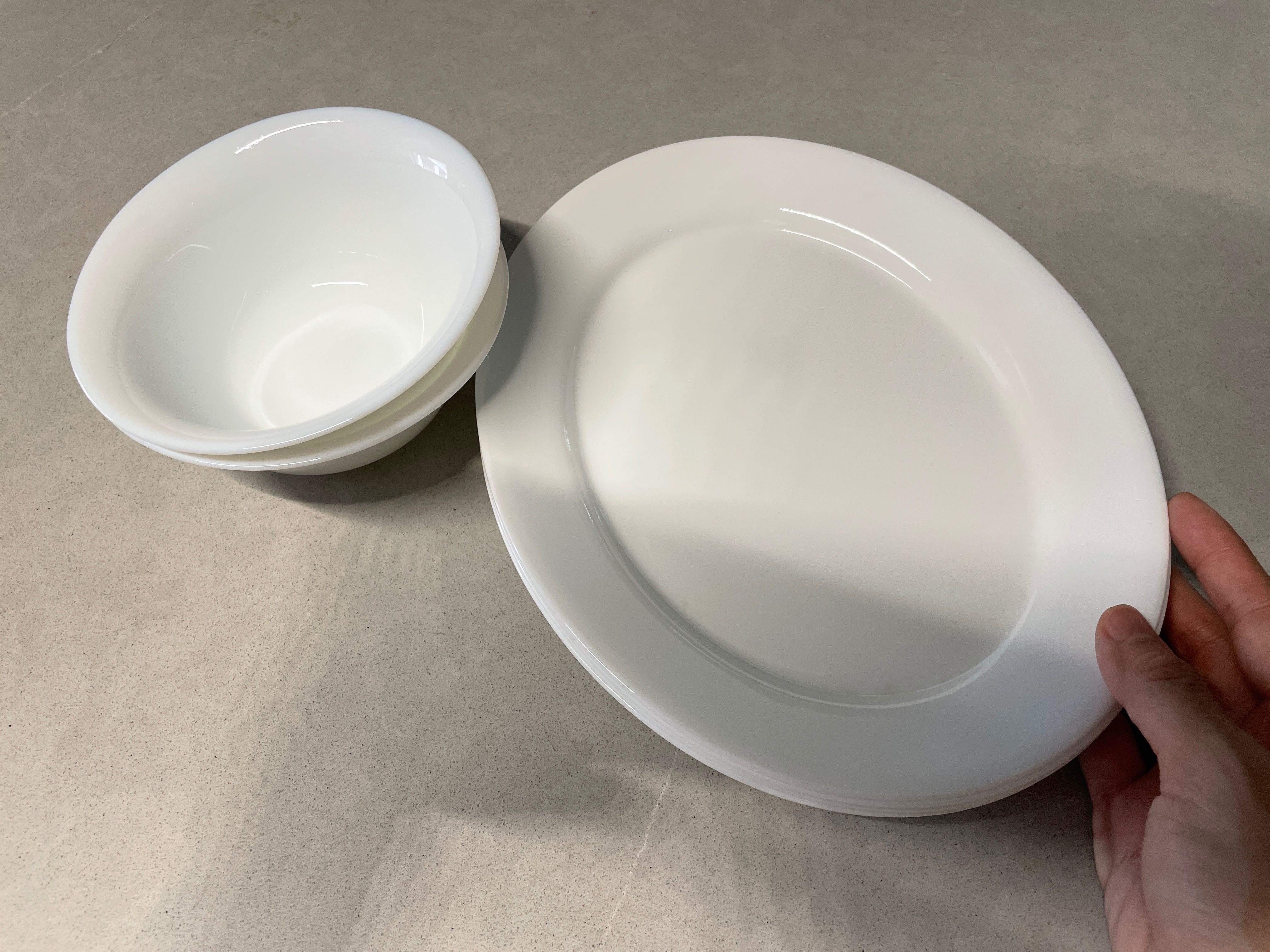 4x Oval Corelle plates + 2x bowls, Furniture & Home Living, Kitchenware