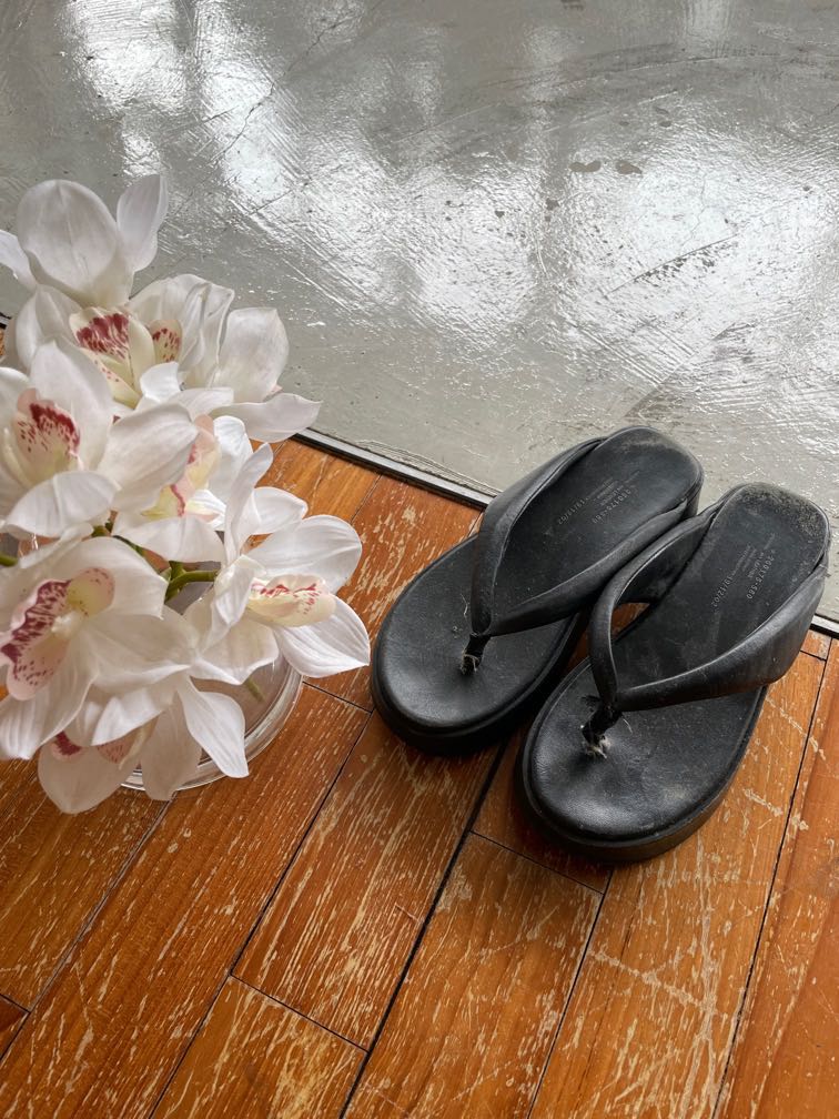 Arket flatform store thong sandals
