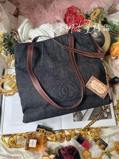 Chanel vintage 古董黑牛仔包/大logo吸睛/牛仔布輕盈/上班上課好方便/男女適用款「王吉娜古董精品」