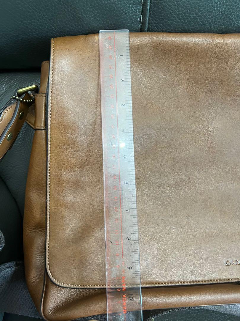 Coach （分類：公事包）位於 Hong Kong。 由 eilmn 提交（商品編號 1171669021，圖片 8）。簡介： 九成新可放A4仲有至少四吋空間。