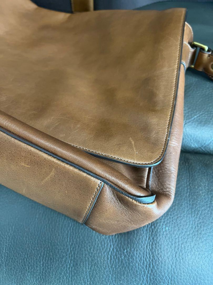 Coach （分類：公事包）位於 Hong Kong。 由 eilmn 提交（商品編號 1171669021，圖片 5）。簡介： 九成新可放A4仲有至少四吋空間。