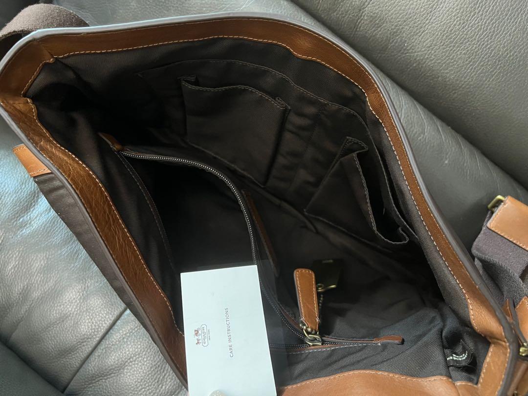 Coach （分類：公事包）位於 Hong Kong。 由 eilmn 提交（商品編號 1171669021，圖片 7）。簡介： 九成新可放A4仲有至少四吋空間。