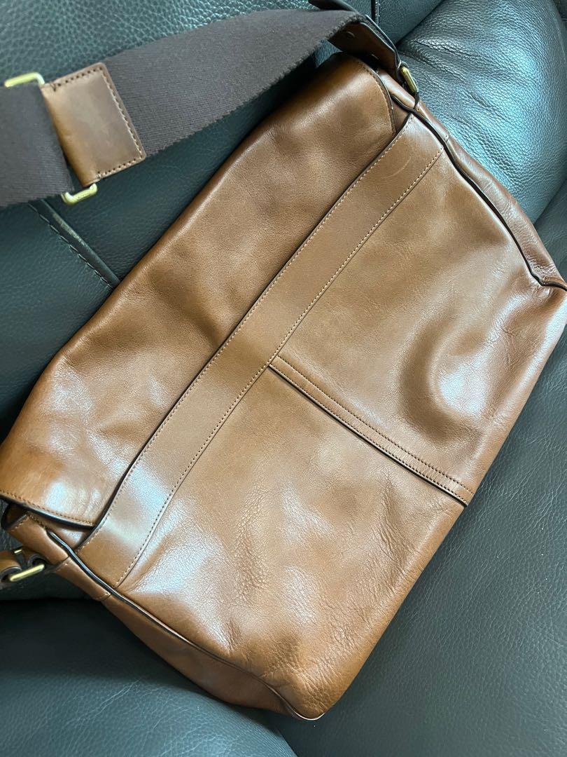 Coach （分類：公事包）位於 Hong Kong。 由 eilmn 提交（商品編號 1171669021，圖片 4）。簡介： 九成新可放A4仲有至少四吋空間。