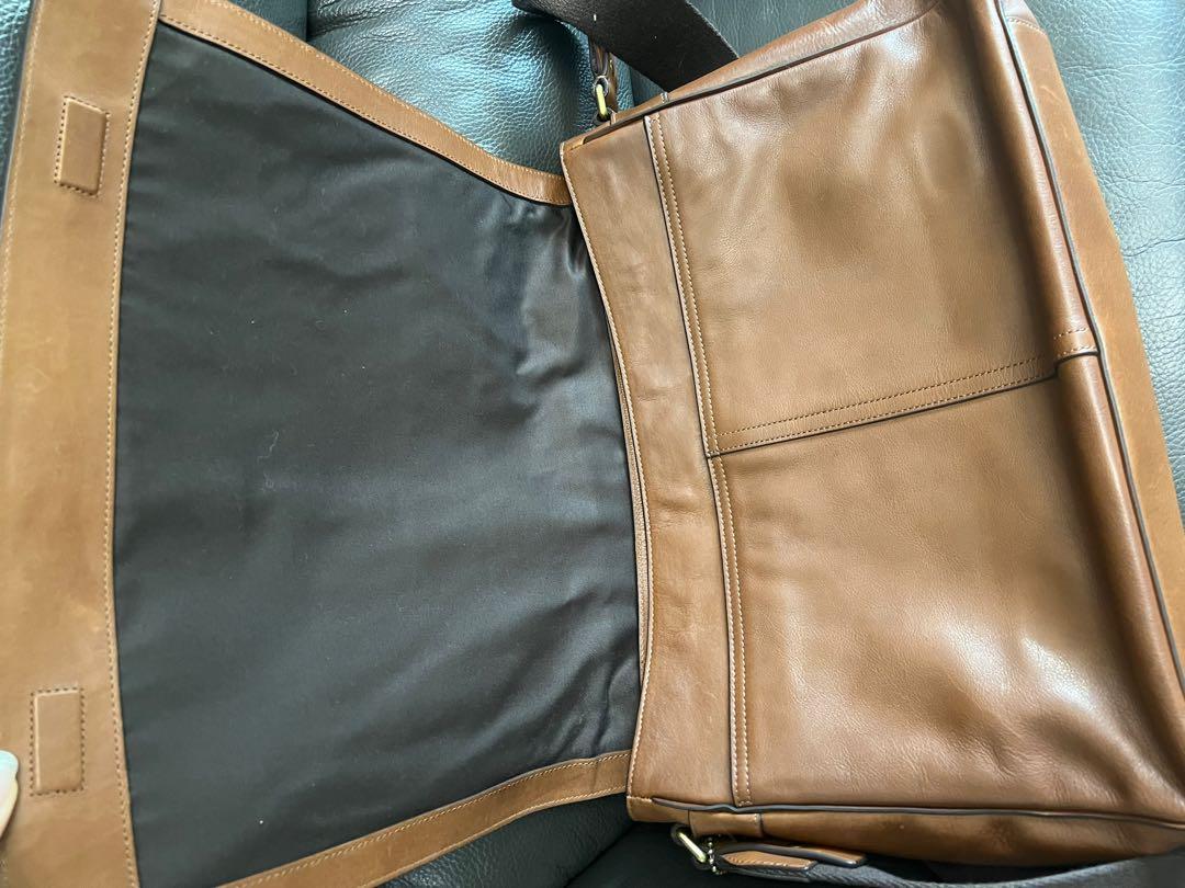Coach （分類：公事包）位於 Hong Kong。 由 eilmn 提交（商品編號 1171669021，圖片 9）。簡介： 九成新可放A4仲有至少四吋空間。