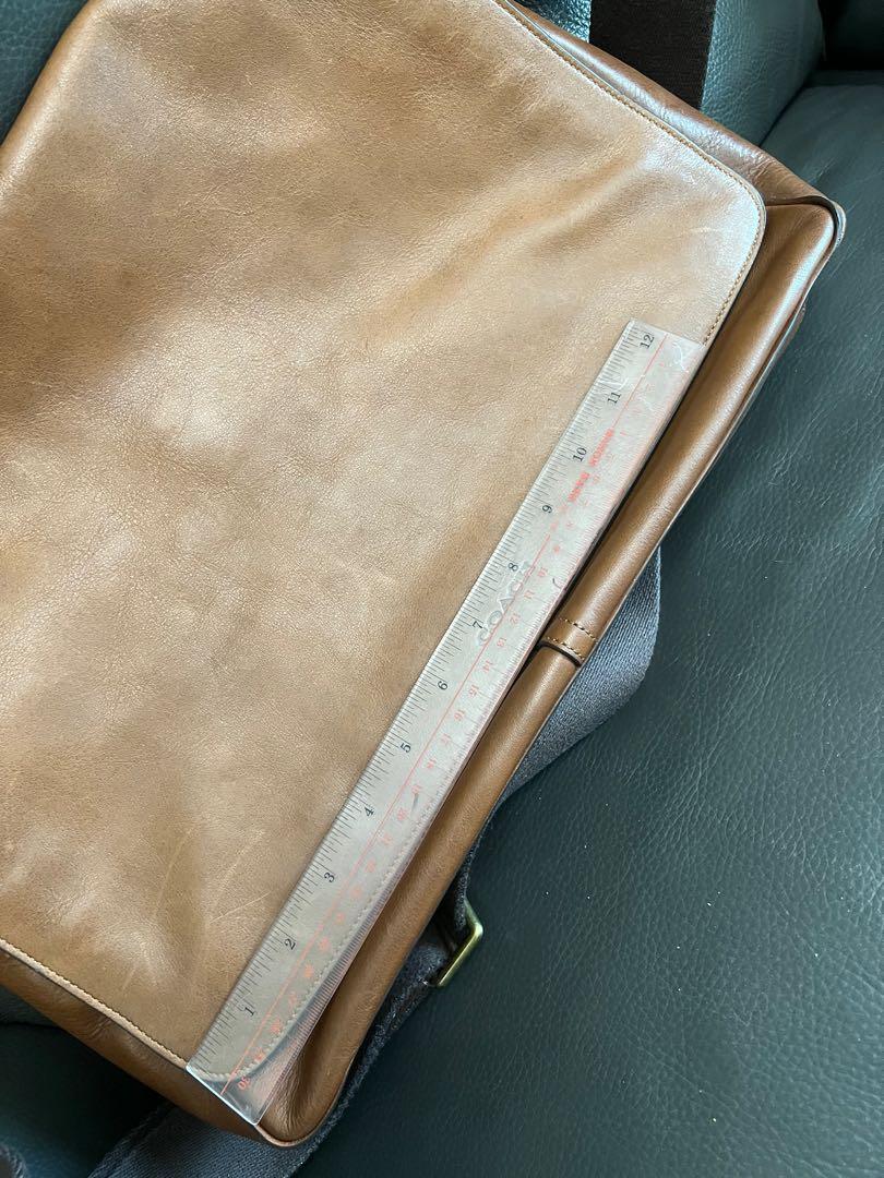 Coach （分類：公事包）位於 Hong Kong。 由 eilmn 提交（商品編號 1171669021，圖片 10）。簡介： 九成新可放A4仲有至少四吋空間。