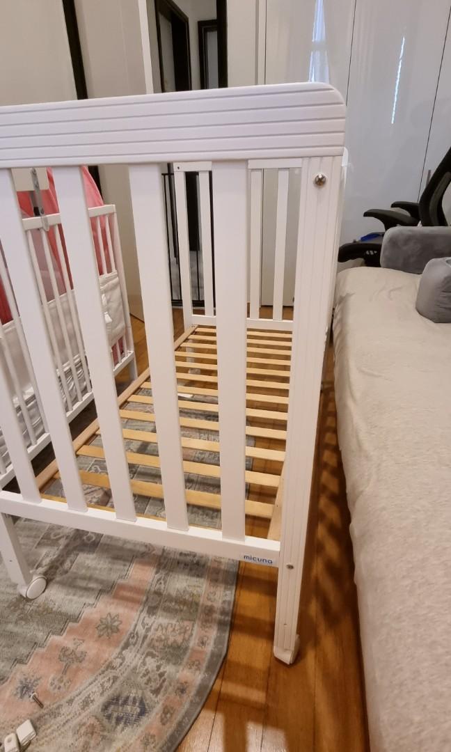 Micuna baby crib with movable side for easy access + Candide latex