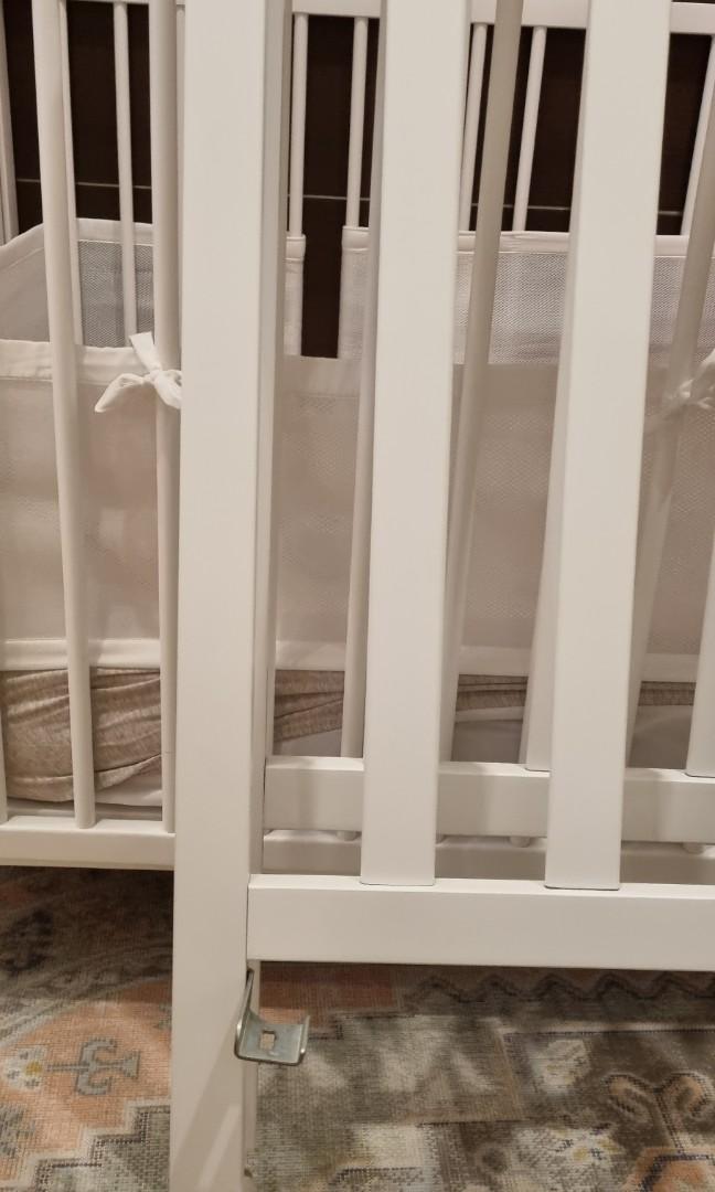 Micuna baby crib with movable side for easy access + Candide latex