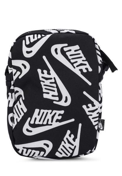 Nike Heritage Crossbody Sling Bag (Category: Sling Bags) located in Manila. Submitted by emmard (Listing ID 1171679274, Image 2). Description: Nike Heritage Crossbody bag (Sling Bag) Black / Black / Univ. red, 4L Price 950 (on hand) Original legit authentic Brand new with tag Below srp Srp 1195 Mode of payment : COD✔/meetup ✔/ gcash ✔ Location: Malabon City Shipping Fee not included Readdetails Please b4 pm thank you🙏🏻.