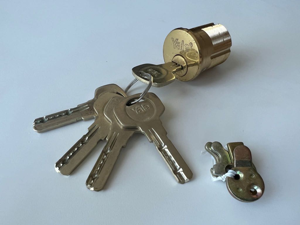 YALE Mortise Cylinder with 5 original Keys 美國耶魯六珠電腦螺絲鎖膽, 傢俬&家居, 保安及門鎖 ...