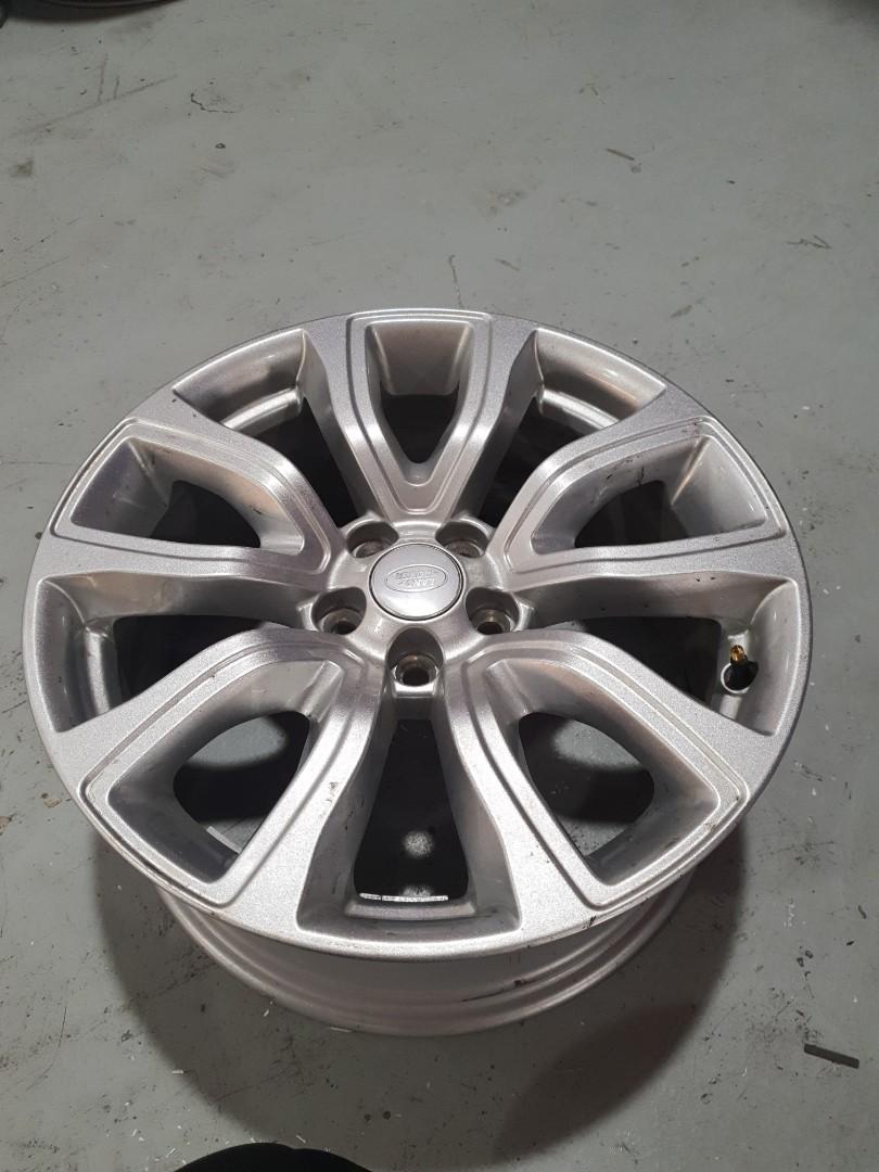 Range Rover Rims Original 18inch Range rover rims. Original. T52, Car Accessories, Tyres & Rims ...