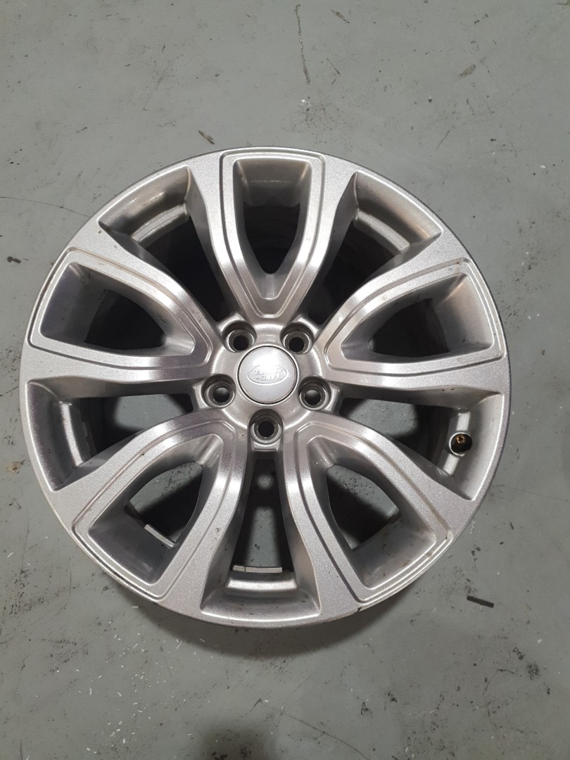 Range Rover Rims Original 18inch Range rover rims. Original. T52, Car Accessories, Tyres & Rims ...