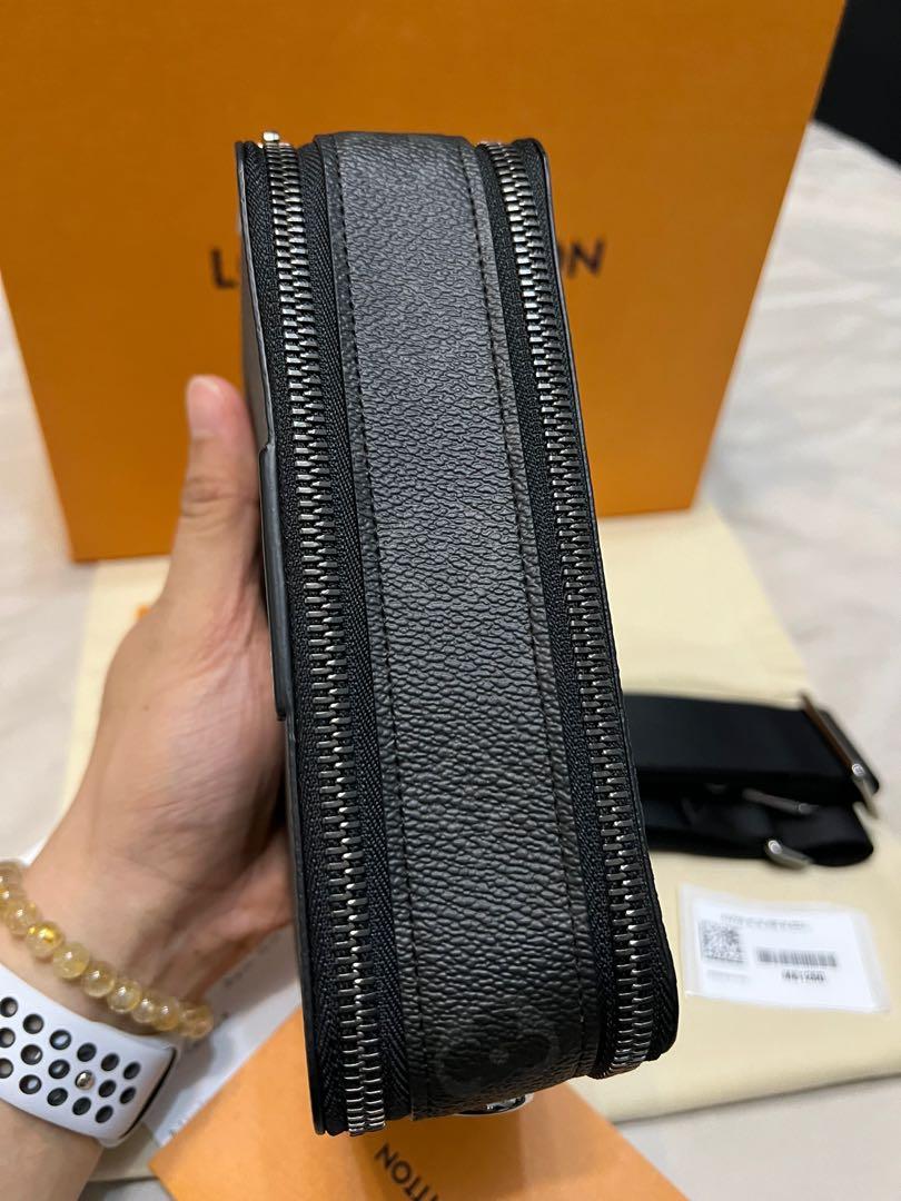 Túi Nam Louis Vuitton Alpha Wearable Wallet 'Monogram Eclipse' M81260 –  LUXITY