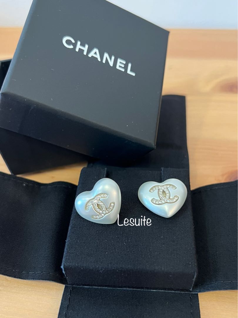 Chanel 22A Pearl Heart Earrings with CC Logo, Women's Fashion, Jewelry &  Organisers, Earrings on Carousell
