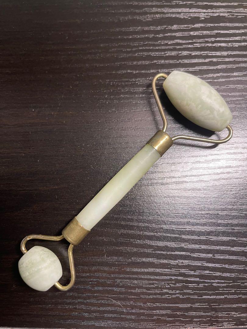 Jade Beauty Roller (Category: Face Care) located in San Juan City. Submitted by prelbysm (Listing ID 1171956214, Image 1). Description: Bought for ₱500 in BeautyMNL Good for lymphatic drainage and relaxing your face muscles Jade is heavy and really cooling to the face!.