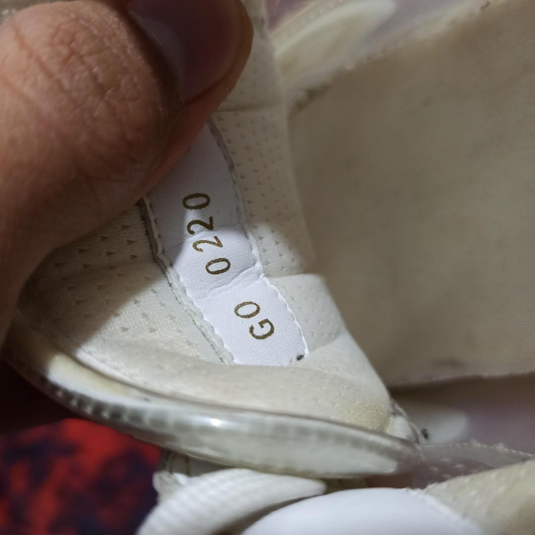 Dilelang, Sneaker Louis Vuitton dengan Tanda Tangan Virgil Abloh