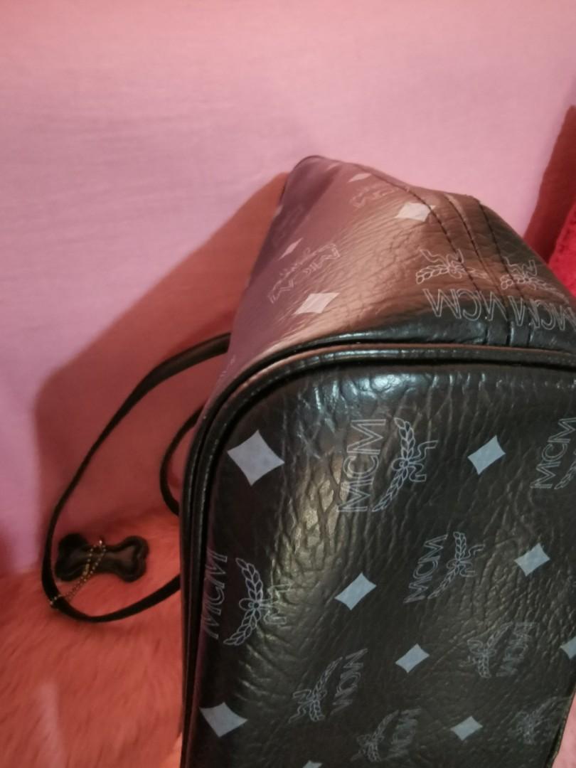 MCM (Category: Luxury Bags & Wallets) located in Pila. Submitted by BagIsLyfe (Listing ID 1171826977, Image 3). Description: Minimal signs of use only.. Turnable screws...