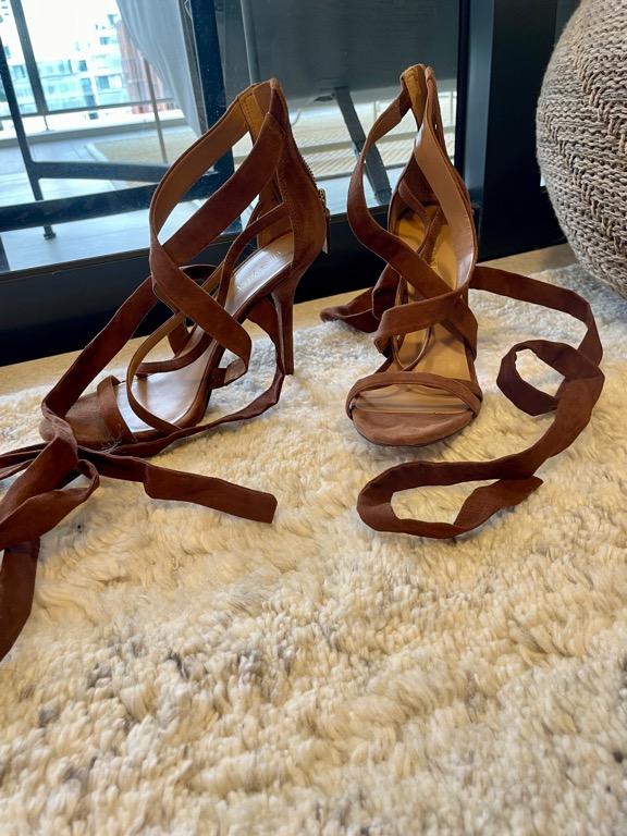 Heels with online wrap around straps