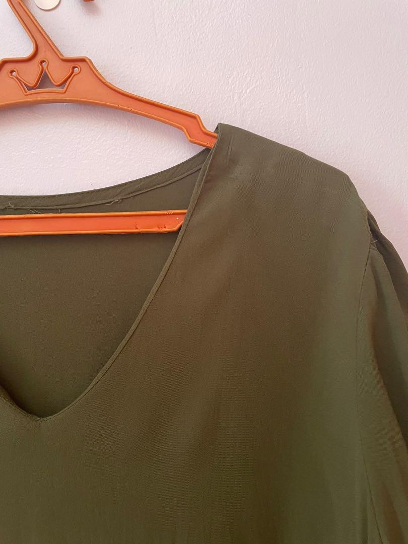 Olive Green Vneck Dress (Category: Dresses) located in San Pedro. Submitted by oyiesison (Listing ID 1171853078, Image 2). Description: Worn once Unbranded dress Knee to below the knee length.
