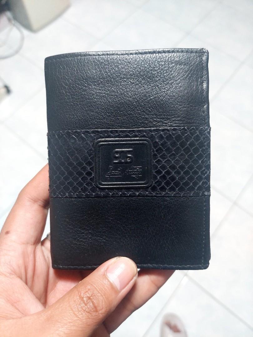 Snake and leather bi fold wallet (Category: Luxury Bags & Wallets) located in Santa Maria. Submitted by mikavillaflor4 (Listing ID 1171849559, Image 1). Description: legit snake skin genuine leather.