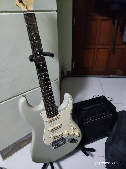 SQOE Cranberries Stratocaster with 10W Amp (Category: Musical Instruments) located in Imus. Submitted by danicadca (Listing ID 1171965257, Image 2). Description: SQOE Cranberries Stratocaster •Orig price Php 5799 • SELLING PRICE TERMS & CONDITION: - self pick up 3k - meet up: 3.5k •Inclusions: with 10W Amp, and guitar bag • Good for beginners with minimal budget • Issues: maalikabok kasi natambak na & nagf-fade na yung silver color • Can Send vid