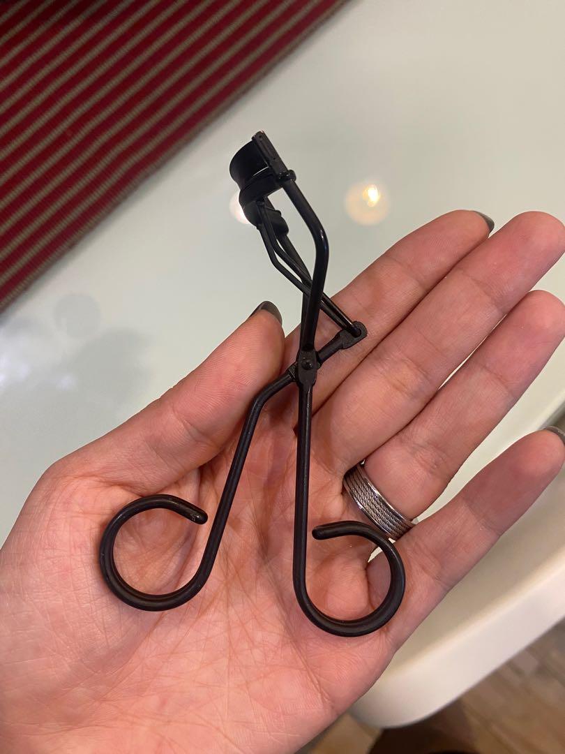 Surratt lash curler original (Category: Makeup) located in Quezon City. Submitted by thelushclosetph (Listing ID 1171874901, Image 2). Description: Retails for 2,300 php; got this less than a year ago; used properly and taken care of. Selling low because I don’t have the pouch and extra pad; I seem to have lost it. Really great for short lashes or monolids, hooded eyelids due to its flatter shape..