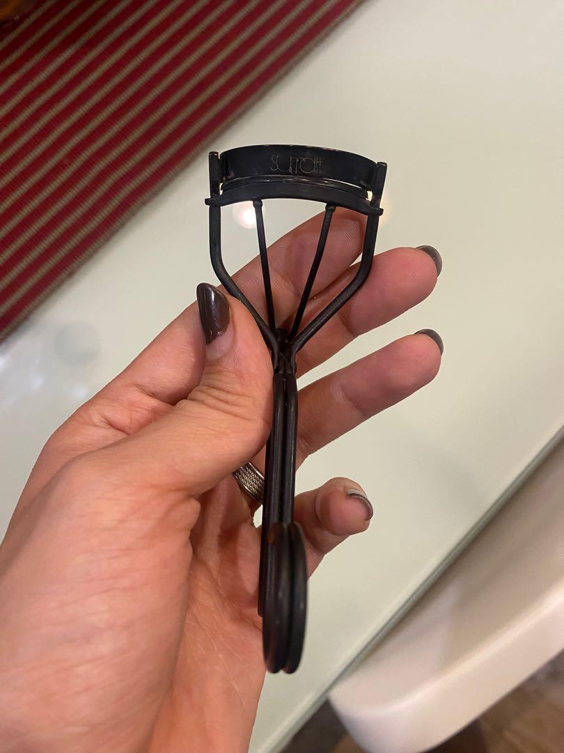 Surratt lash curler original (Category: Makeup) located in Quezon City. Submitted by thelushclosetph (Listing ID 1171874901, Image 1). Description: Retails for 2,300 php; got this less than a year ago; used properly and taken care of. Selling low because I don’t have the pouch and extra pad; I seem to have lost it. Really great for short lashes or monolids, hooded eyelids due to its flatter shape..