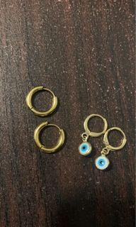 2 pairs of gold hoops