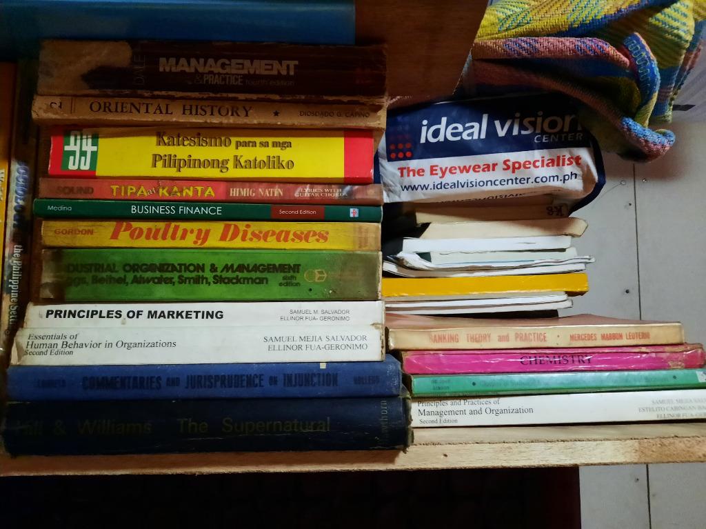 DONATING / FREE ASSORTED TEXTBOOKS ELEMENTARY HIGHSCHOOL COLLEGE