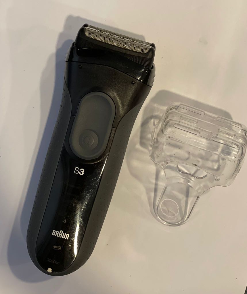 Braun Series 3 Clean And Charge Station Braun Series 3 3050CC Electric Rechargeable Shaver with Clean and