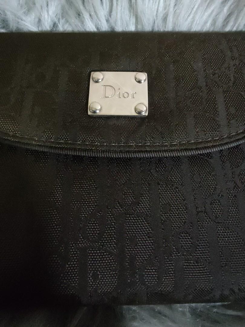 Christian Dior Agenda (Category: Luxury Bags & Wallets) located in Marikina City. Submitted by noblecat_40a38b (Listing ID 1172114508, Image 3). Description: Christian Dior Agenda Oblique Monogram Canvas Can be used as passport holder In excellent condition 9/10 Snap closure, with penholder Plus Shipping Fee.