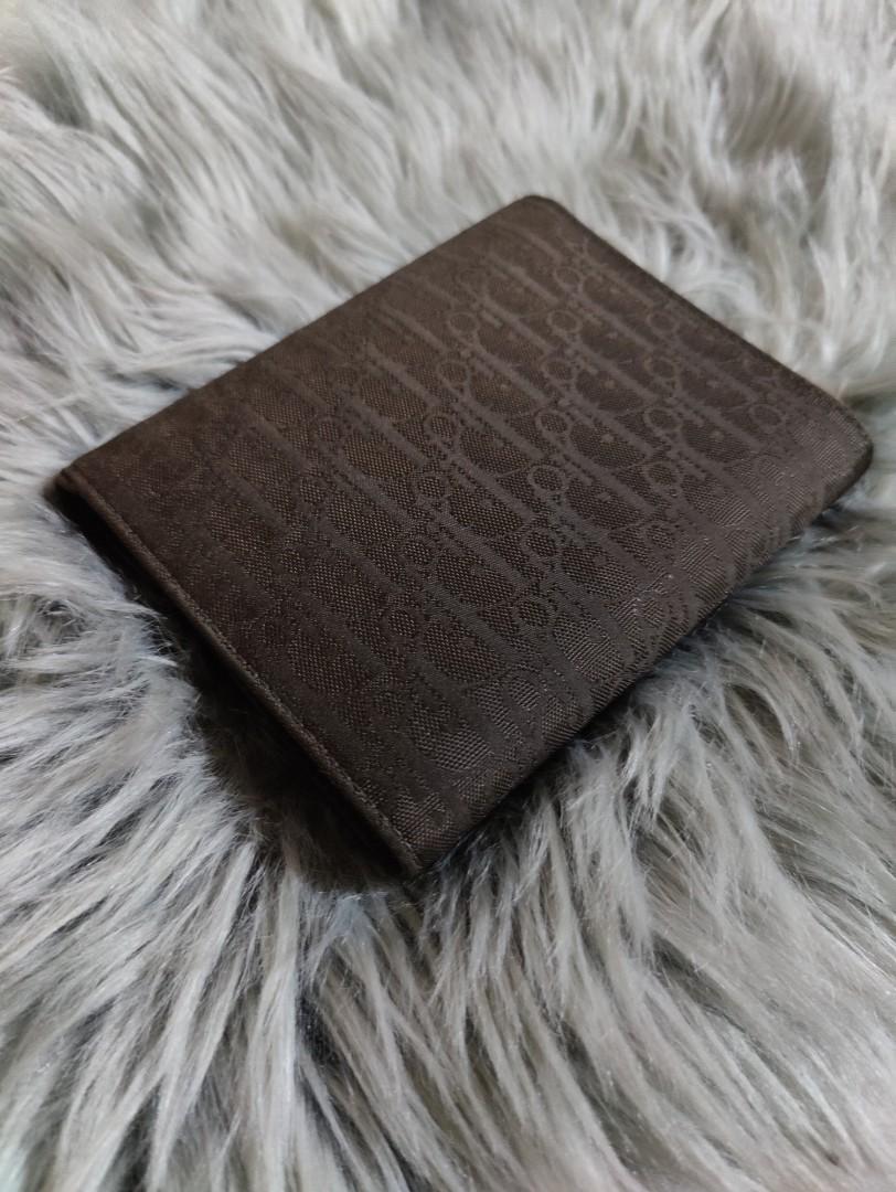 Christian Dior Agenda (Category: Luxury Bags & Wallets) located in Marikina City. Submitted by noblecat_40a38b (Listing ID 1172114508, Image 2). Description: Christian Dior Agenda Oblique Monogram Canvas Can be used as passport holder In excellent condition 9/10 Snap closure, with penholder Plus Shipping Fee.