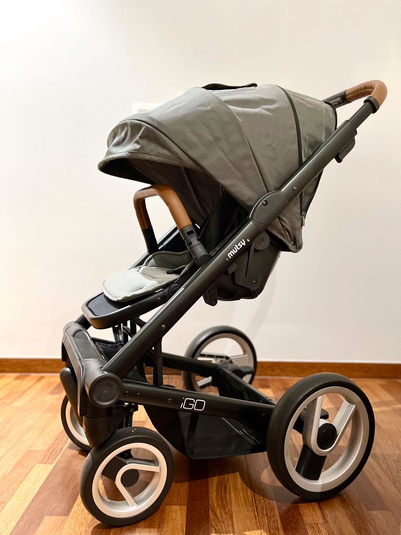 Mutsy iGo limited edition ALL BLACK Babies Kids Going Out