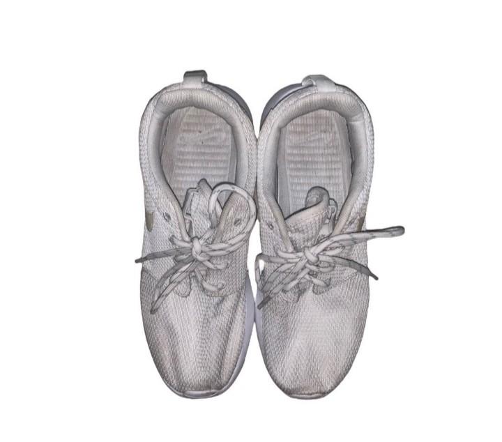 roshe run triple white