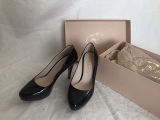 Affordable sales black pumps