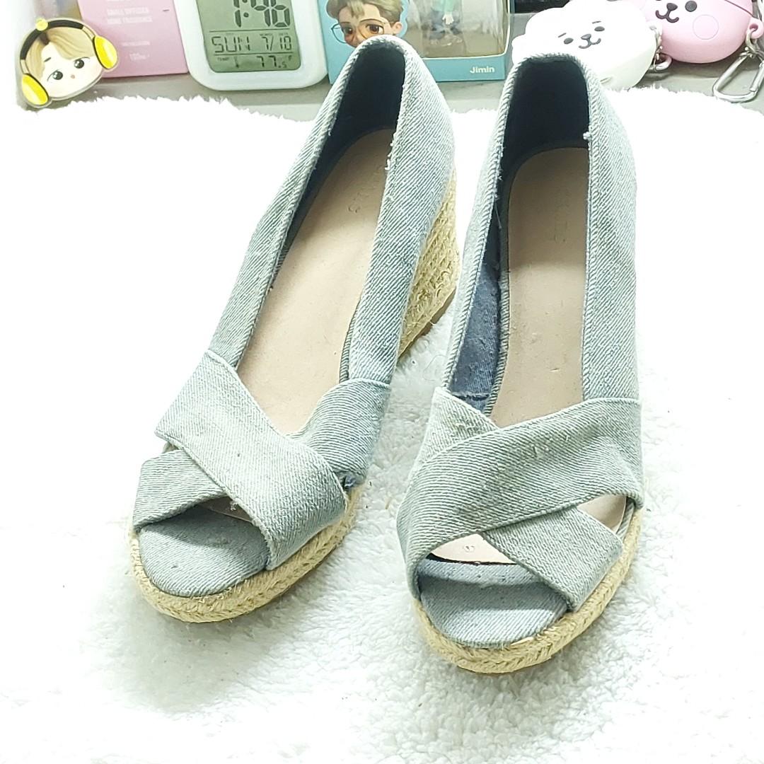 Toms Sandals (Category: Sandals) located in Antipolo. Submitted by bangtancarteu_ (Listing ID 1172024513, Image 2). Description: 📍Antipolo MOP: Gcash & BPI Delivery: Grab, lalamove , GGX, flash for feedbacks you may check #bangatncarteu_fb on twt or my 2nd carousell account: @oreoskat.