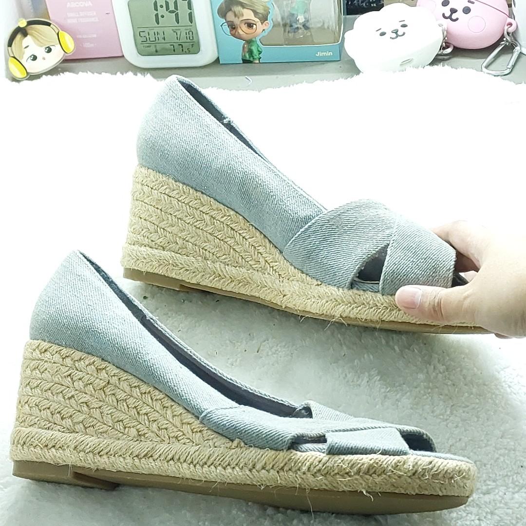 Toms Sandals (Category: Sandals) located in Antipolo. Submitted by bangtancarteu_ (Listing ID 1172024513, Image 3). Description: 📍Antipolo MOP: Gcash & BPI Delivery: Grab, lalamove , GGX, flash for feedbacks you may check #bangatncarteu_fb on twt or my 2nd carousell account: @oreoskat.