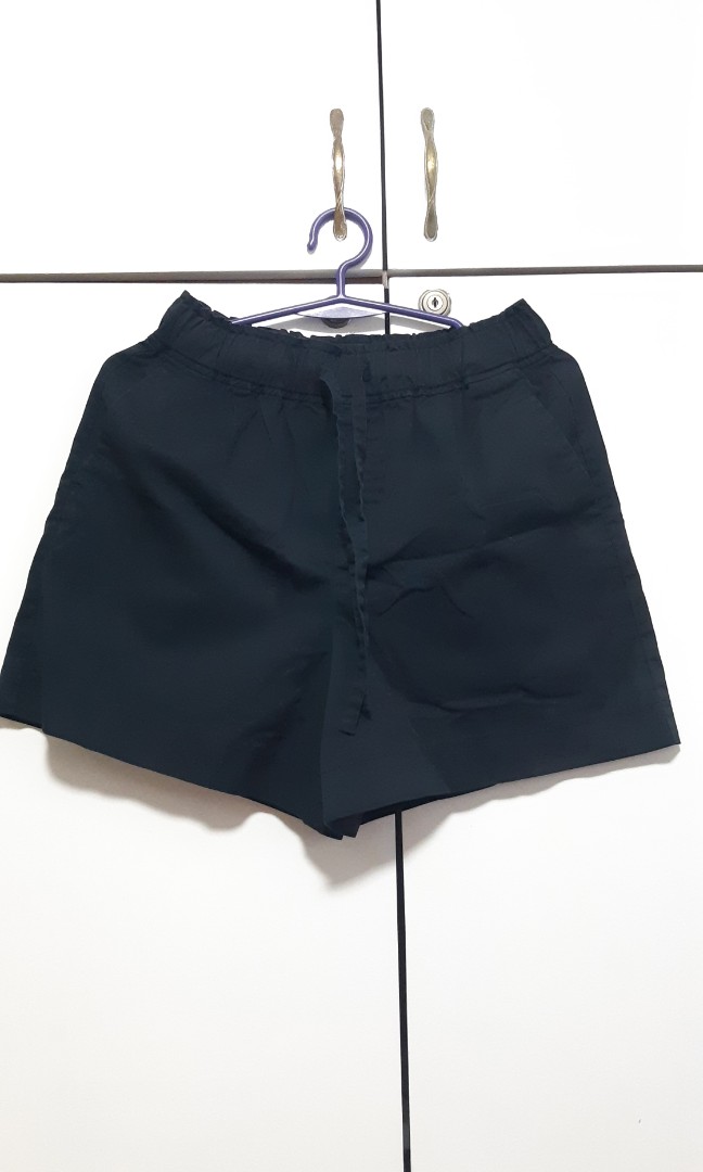 UniQlo Shorts, Women's Fashion, Bottoms, Shorts on Carousell