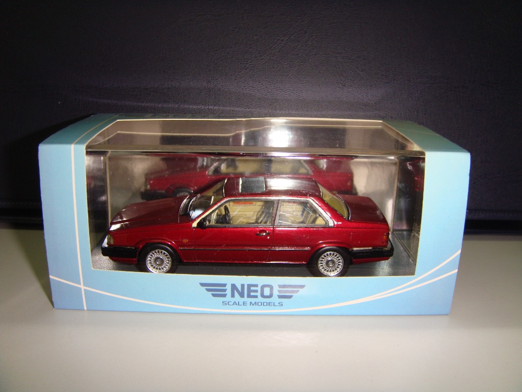 Bertone レッド 780 NEO✪Volvo 1:43