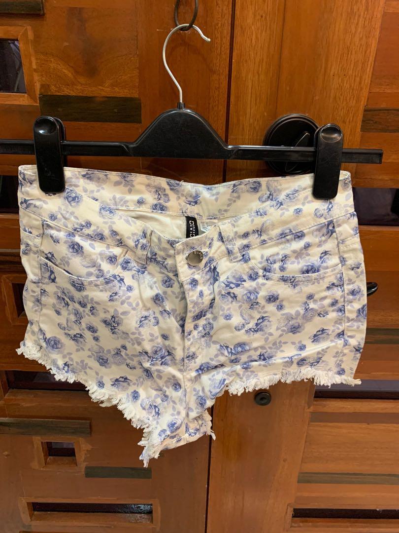 H&M floral denim shorts (Category: Shorts) located in Marikina City. Submitted by TheDeclutterDiva (Listing ID 1172293500, Image 1). Description: H&M dainty floral denim shorts Eu 36, 25”-26” waistline .