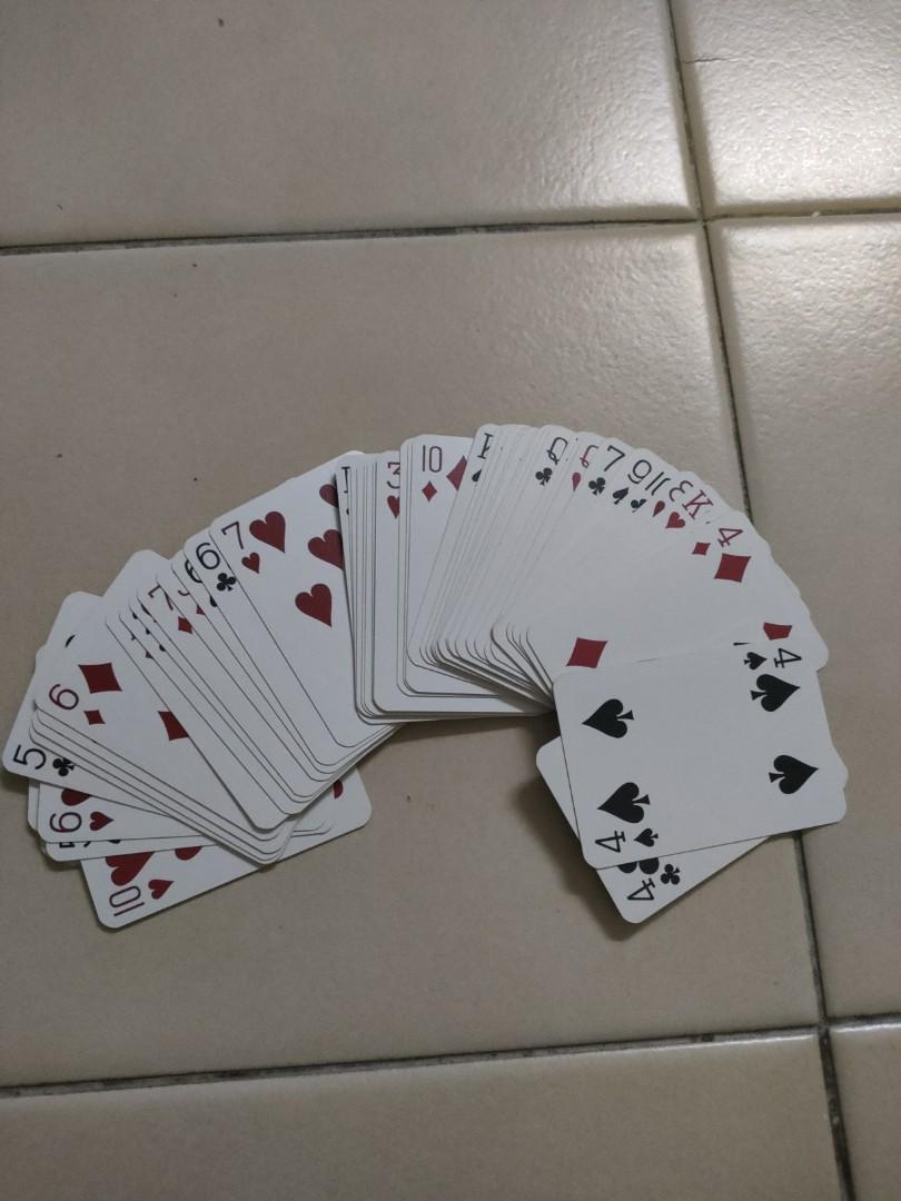 Mini bicycle deck (Category: Board Games & Puzzles) located in Singapore. Submitted by gk597 (Listing ID 1172292621, Image 2). Description: Box looks old but cards are in good condition.