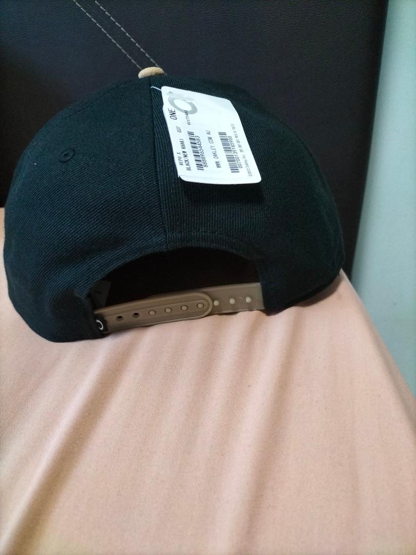 OAKLEY CAP (Category: Caps & Hats) located in Singapore. Submitted by john_daddy (Listing ID 1172300521, Image 3). Description: 100% authentic Brand New One Size.