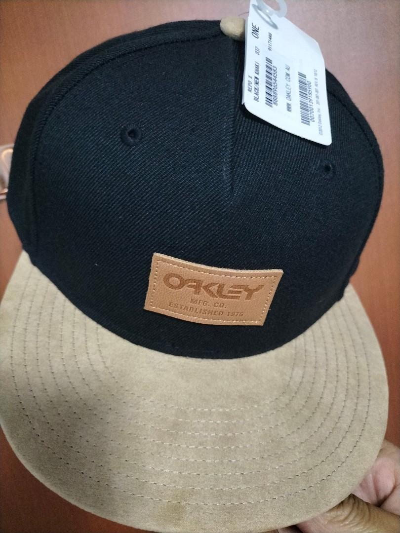 OAKLEY CAP (Category: Caps & Hats) located in Singapore. Submitted by john_daddy (Listing ID 1172300521, Image 2). Description: 100% authentic Brand New One Size.