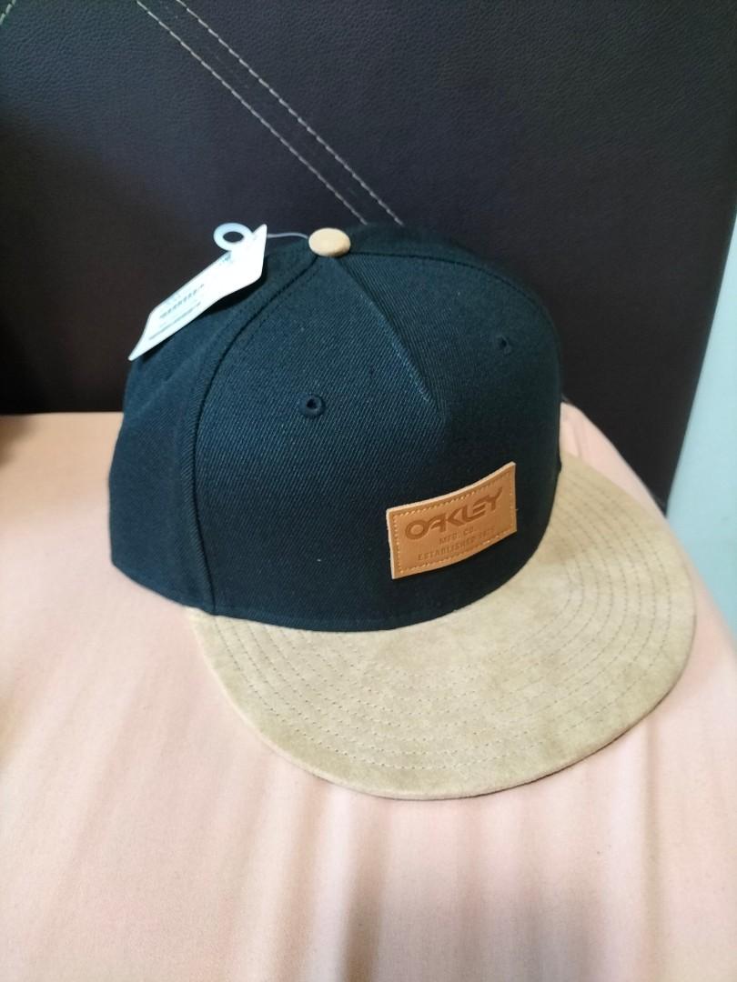 OAKLEY CAP (Category: Caps & Hats) located in Singapore. Submitted by john_daddy (Listing ID 1172300521, Image 1). Description: 100% authentic Brand New One Size.