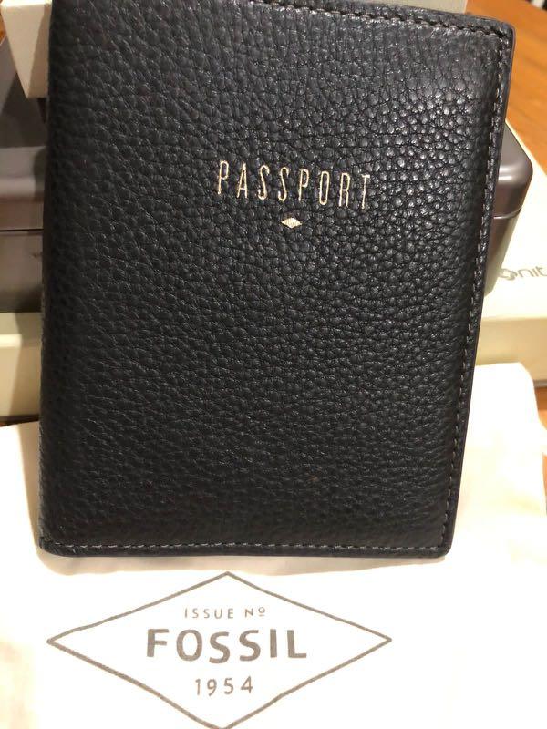 Passport case RFID Fossil, Barang Mewah, Tas & Dompet di Carousell