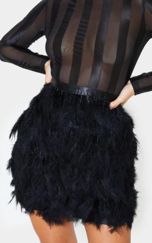 Stradivarius Feather Skirt Fesyen Wanita Pakaian Wanita Gaun Rok di Carousell