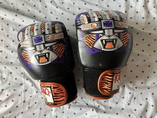 Yokkao Apex Tiger Boxing/Muay Thai gloves (10 OZ)